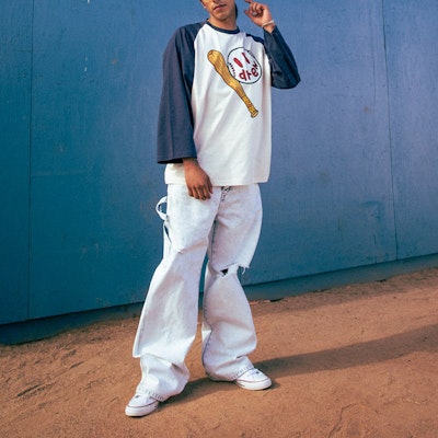 드류 하우스 SS22 스마일리 플레이 볼 네이비 허밍버드 로고 티셔츠 유니섹스. DR-SS22-406 Purchase 드류 하우스 SS22 스마일리 플레이 볼 네이비 허밍버드 로고 티셔츠 유니섹스. DR-SS22-406