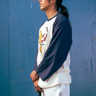 드류 하우스 SS22 스마일리 플레이 볼 네이비 허밍버드 로고 티셔츠 유니섹스. DR-SS22-406 1