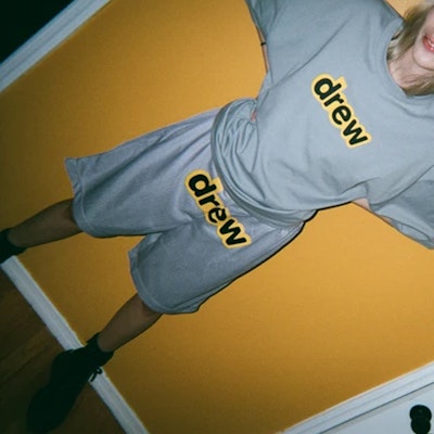 Drew House Celana Pendek Jaring Logo Unisex Abu-abu DR-SS20-46 Purchase Drew House Celana Pendek Jaring Logo Unisex Abu-abu DR-SS20-46