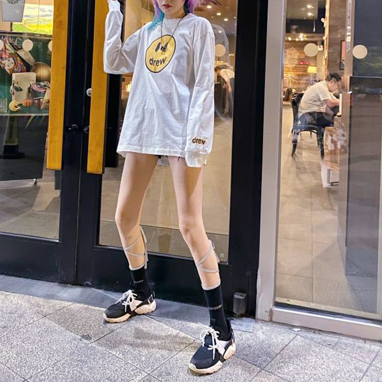 Shop Drew House Mascot Smile 系列男女寬鬆白色長袖圓領上衣 DR1083