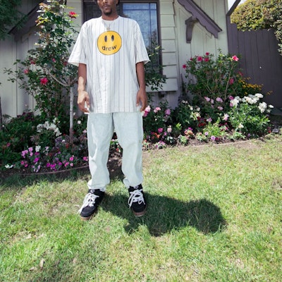 Drew House Mascot Smiley Logo Pinstripe Tee Putih Unisex Baju Lengan Pendek. DR-SS22-680 Shop Drew House Mascot Smiley Logo Pinstripe Tee Putih Unisex Baju Lengan Pendek. DR-SS22-680