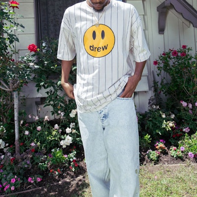 Drew House Mascot Smiley Logo Pinstripe Tee Putih Unisex Baju Lengan Pendek. DR-SS22-680 Purchase Drew House Mascot Smiley Logo Pinstripe Tee Putih Unisex Baju Lengan Pendek. DR-SS22-680