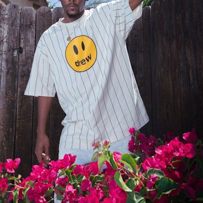 Drew House Mascot Smiley Logo Pinstripe Tee Putih Unisex Baju Lengan Pendek. DR-SS22-680 Details for Drew House Mascot Smiley Logo Pinstripe Tee Putih Unisex Baju Lengan Pendek. DR-SS22-680