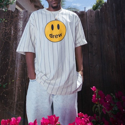 Drew House Mascot Smiley Logo Pinstripe Tee Putih Unisex Baju Lengan Pendek. DR-SS22-680 Sizing Drew House Mascot Smiley Logo Pinstripe Tee Putih Unisex Baju Lengan Pendek. DR-SS22-680