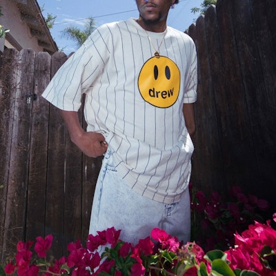 Drew House Mascot Smiley Logo Pinstripe Tee Putih Unisex Baju Lengan Pendek. DR-SS22-680 Cheap Drew House Mascot Smiley Logo Pinstripe Tee Putih Unisex Baju Lengan Pendek. DR-SS22-680