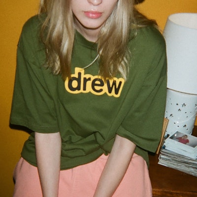 Drew House Kaos Santai Unisex Logo Hijau Zaitun DR-FW20-197 Details for Drew House Kaos Santai Unisex Logo Hijau Zaitun DR-FW20-197