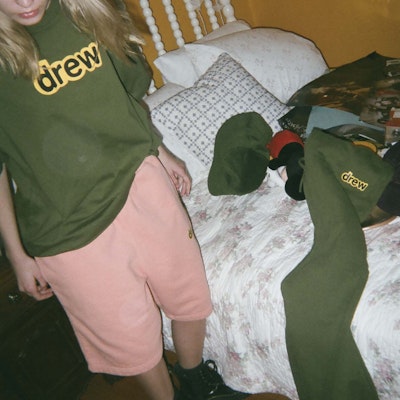 Drew House Kaos Santai Unisex Logo Hijau Zaitun DR-FW20-197 Sizing Drew House Kaos Santai Unisex Logo Hijau Zaitun DR-FW20-197