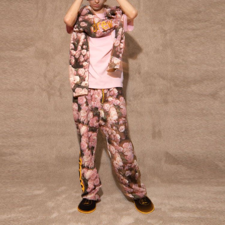 Shop Sudadera Unisex Drew House Rosa con Logo Scribble y Estampado de Rosas DR-SS22-461