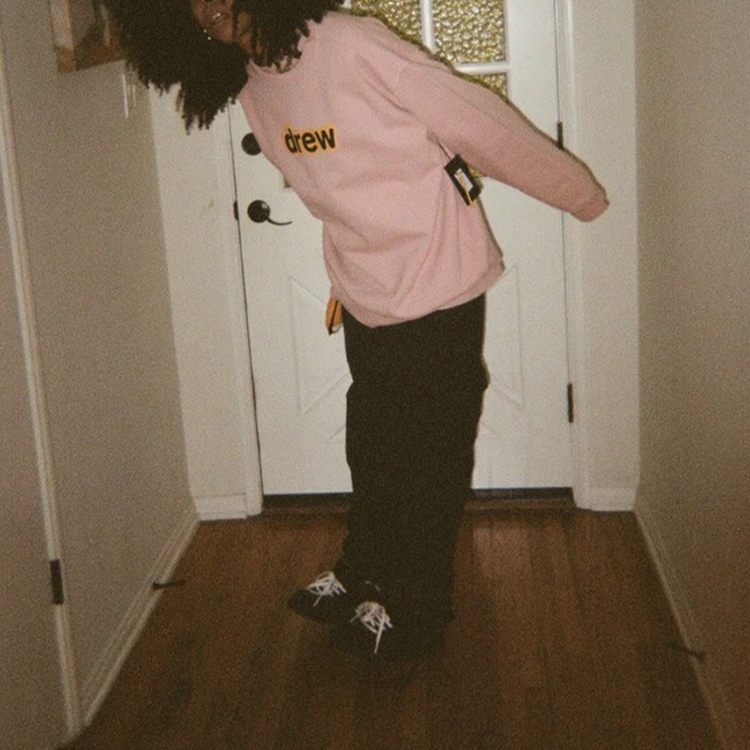 Details for Drew House Crewneck Pullover Pink Unisex Sweatshirt dengan Logo Depan. DR-SS21-64