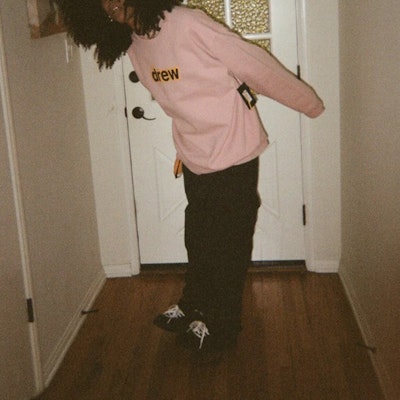 Drew House Crewneck Pullover Pink Unisex Sweatshirt dengan Logo Depan. DR-SS21-64 Details for Drew House Crewneck Pullover Pink Unisex Sweatshirt dengan Logo Depan. DR-SS21-64