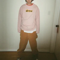 Sizing Drew House 粉色前標誌中性圓領套頭衫膠印衛衣。 DR-SS21-64