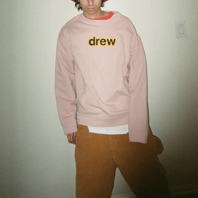 Drew House Crewneck Pullover Pink Unisex Sweatshirt dengan Logo Depan. DR-SS21-64 Cheap Drew House Crewneck Pullover Pink Unisex Sweatshirt dengan Logo Depan. DR-SS21-64