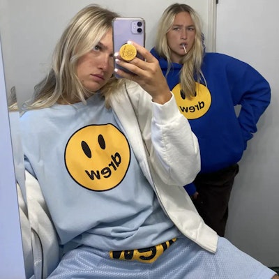 Drew House Smile Face Mascot Baju-T Uniseks Biru Muda DR-SS21-70 Lookbook Drew House Smile Face Mascot Baju-T Uniseks Biru Muda DR-SS21-70