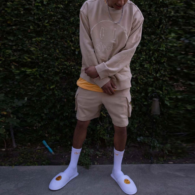 Shop Drew House Smiley 卡其色多口袋工裝休閒短褲 男女適用 DH-VF5212-KH