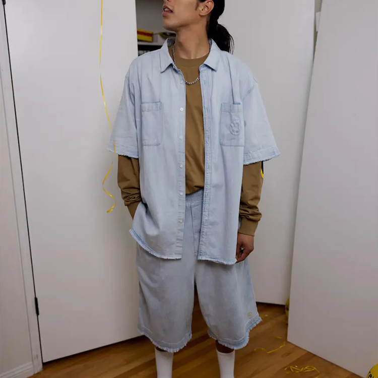 Shop 드루하우스 스마일리 라이트웨이트 데님 셔츠 라이트 인디고 유니섹스. DR-SS21-88