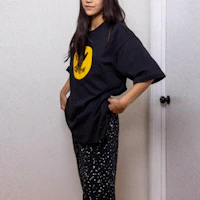 Sizing Drew House Smiley Logo Printed Oversized Black T-Shirt for Men. DH-HJ2121-MCBK
