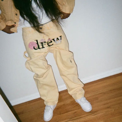 드류 하우스 스마일 로고 SS21 옐로우 플로럴 자수 카펜터 진 데님 DR-SS21-116 Shop 드류 하우스 스마일 로고 SS21 옐로우 플로럴 자수 카펜터 진 데님 DR-SS21-116