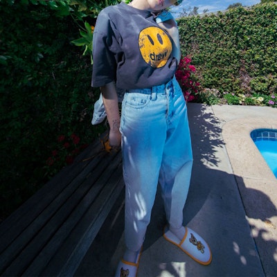 Drew House Smiley Jeans Biru Indigo Unisex Potongan Longgar Gaya Terkini. DR-SS22-231 Sizing Drew House Smiley Jeans Biru Indigo Unisex Potongan Longgar Gaya Terkini. DR-SS22-231