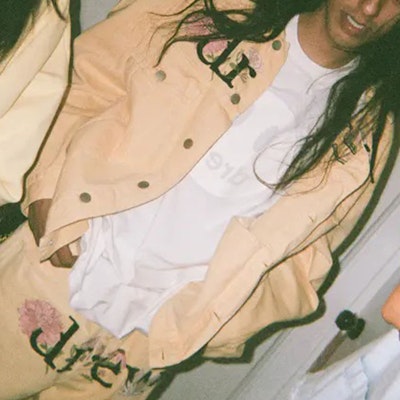 드루하우스 SS21 꽃 트러커 자켓 워시드 탠저린 옐로우 유니섹스 데님 자켓. DR-SS21-115 3