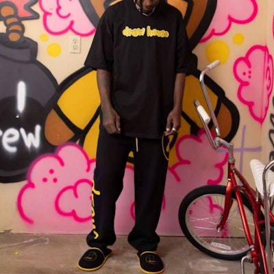 드류 하우스 SS22 블랙 로고 티 유니섹스 라운드넥 그래픽 티셔츠. DR-SS22-118 Shop 드류 하우스 SS22 블랙 로고 티 유니섹스 라운드넥 그래픽 티셔츠. DR-SS22-118