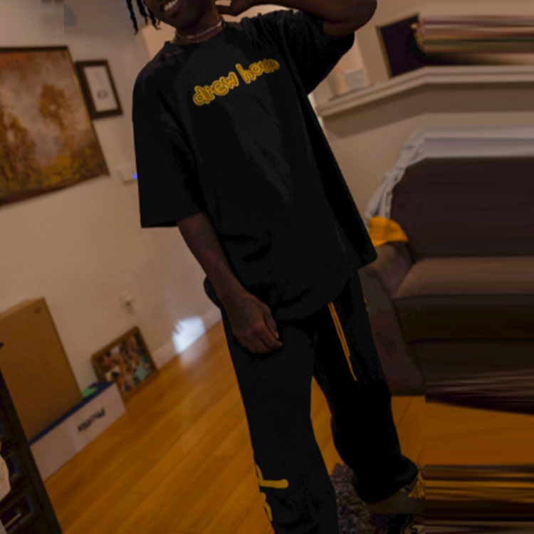 Sizing 드류 하우스 SS22 블랙 로고 티 유니섹스 라운드넥 그래픽 티셔츠. DR-SS22-118