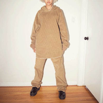 Drew House SS22 Seluar Korduroi Carpenter Chaz Brown Unisex Kasual Potongan Lurus. DR-SS22-460 Shop Drew House SS22 Seluar Korduroi Carpenter Chaz Brown Unisex Kasual Potongan Lurus. DR-SS22-460