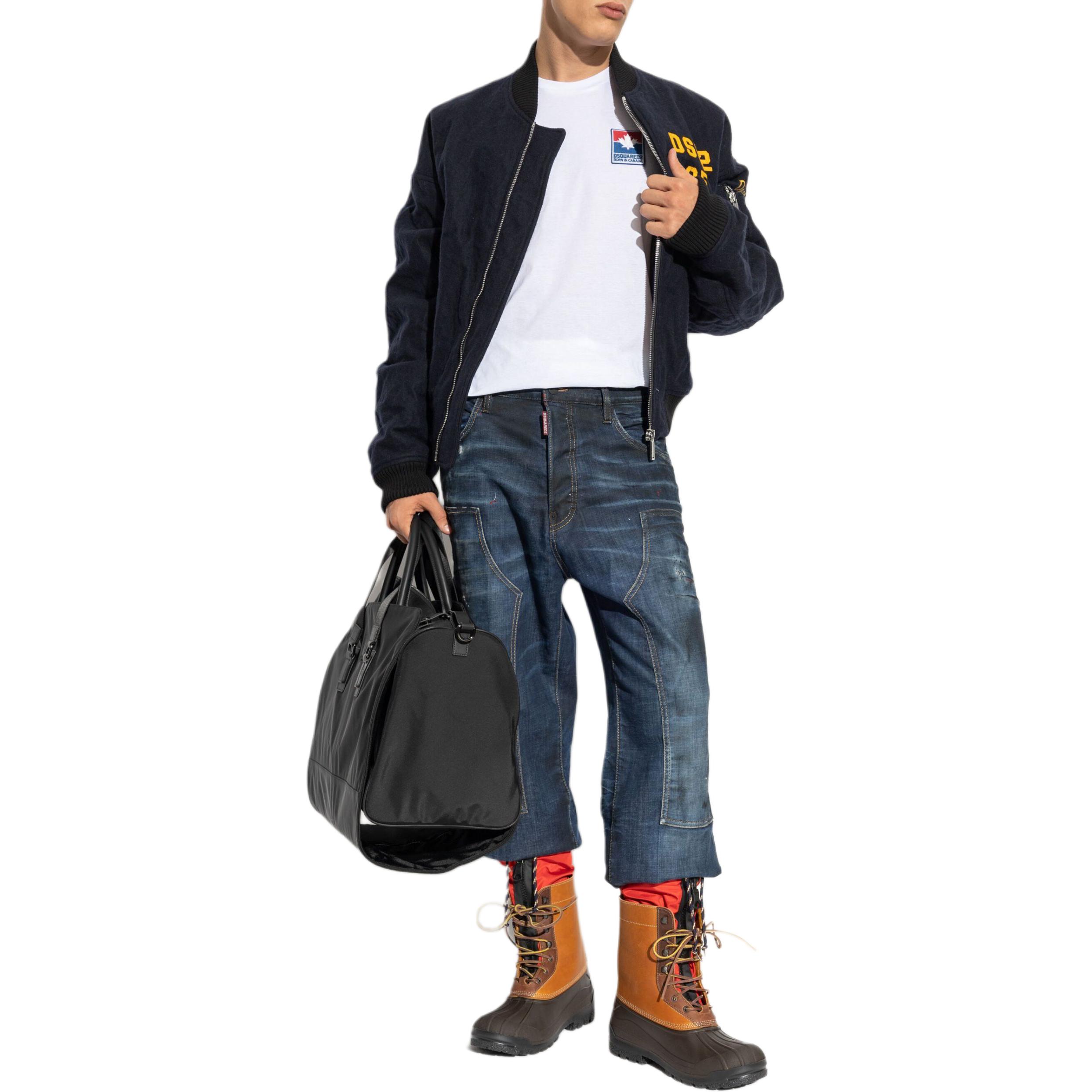 Lookbook DSQUARED2 Jaket Hitam Oversized Ritsleting Motif Huruf Lengan Panjang. S71AN0563S44216-477