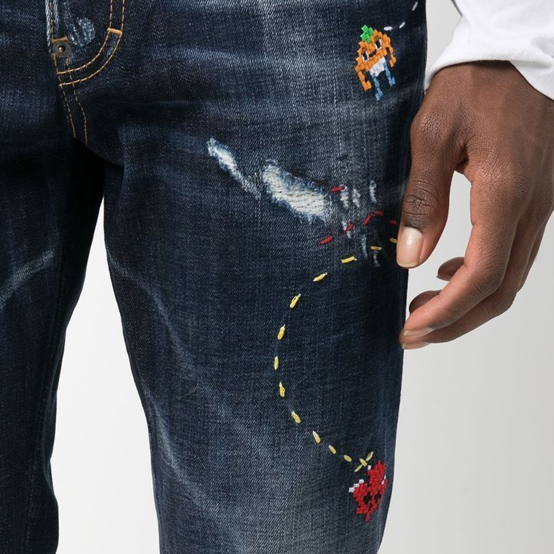 DSQUARED2 Distressed Geometric Embroidery Wash Denim Jeans Men Blue S74LB1392S30664470 圖 7