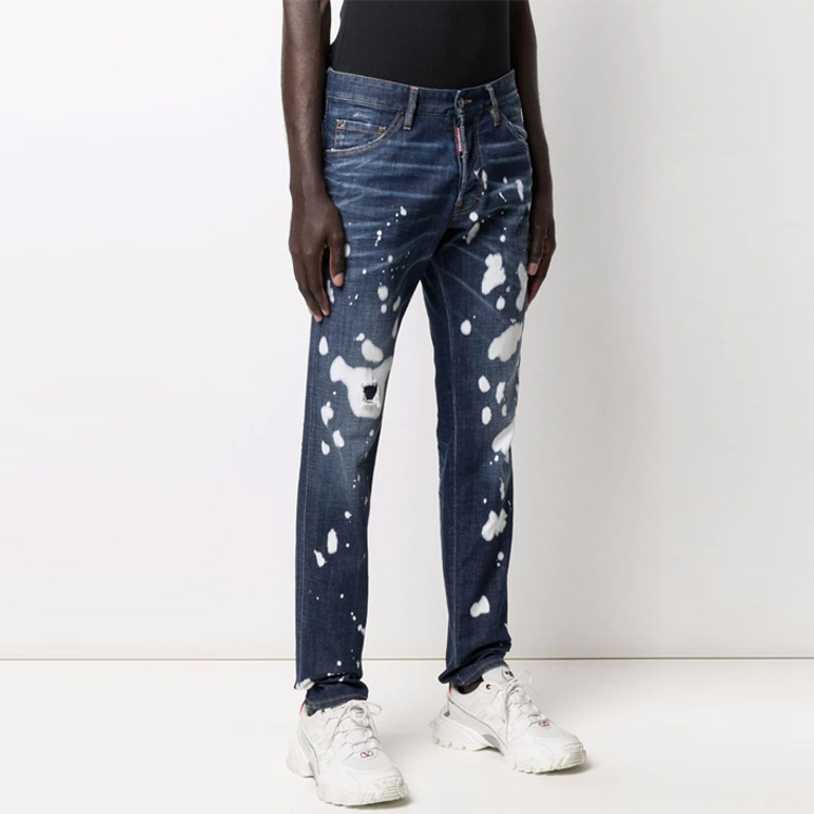 Shop DSQUARED2 FW21 男士蓝色磨破直筒牛仔裤徽标补丁设计 S74LB0962S30342-470