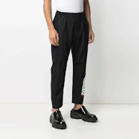 Purchase Pantalones Casuales Negros de Hombre DSQUARED2 Tapered Mid-Rise con Logo Lateral. S74KB0550S40320-900