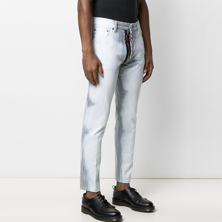 Shop DSQUARED2 男士蓝色渐变logo条纹印花牛仔裤 SS21款式 S71LB0865S538600-01F