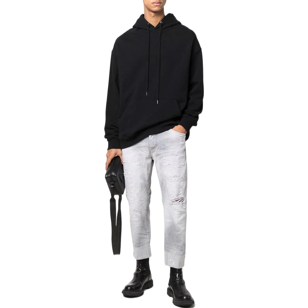 Lookbook DSQUARED2 SS22 男士灰色做旧九分牛仔裤。 S74LB1033S30260-852