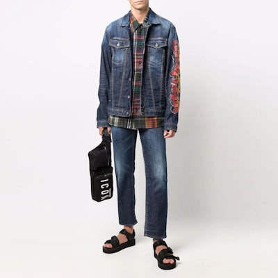 DSQUARED2 SS22 男士蓝色涂鸦印花标志牛仔夹克. S74AM1227S30342-470 Lookbook DSQUARED2 SS22 男士蓝色涂鸦印花标志牛仔夹克. S74AM1227S30342-470