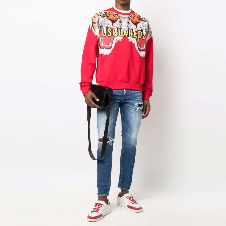 Lookbook DSQUARED2 SS22 Sweater Pria Merah Motif Harimau Crewneck Pullover. S74GU0597S25516-306