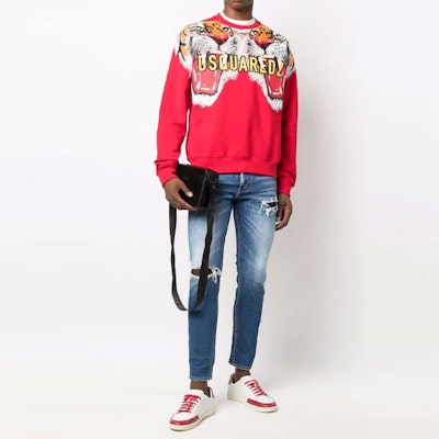 DSQUARED2 SS22 Sweater Pria Merah Motif Harimau Crewneck Pullover. S74GU0597S25516-306 Lookbook DSQUARED2 SS22 Sweater Pria Merah Motif Harimau Crewneck Pullover. S74GU0597S25516-306