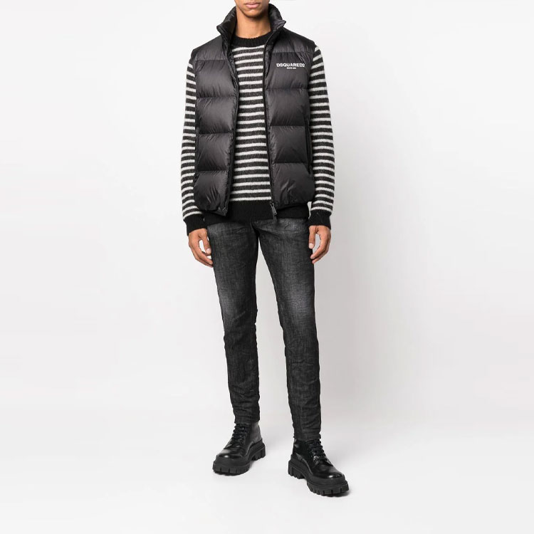 Lookbook Chaleco Acolchado Negro DSQUARED2 SS23 con Diseño de Logo Sólido. S74FB0303S76627-900