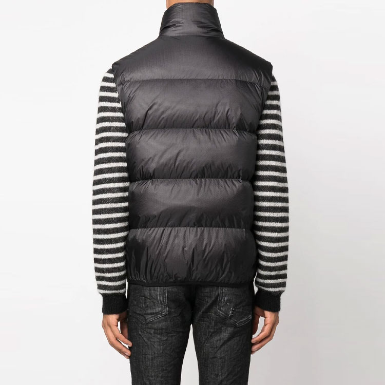 Shop Chaleco Acolchado Negro DSQUARED2 SS23 con Diseño de Logo Sólido. S74FB0303S76627-900