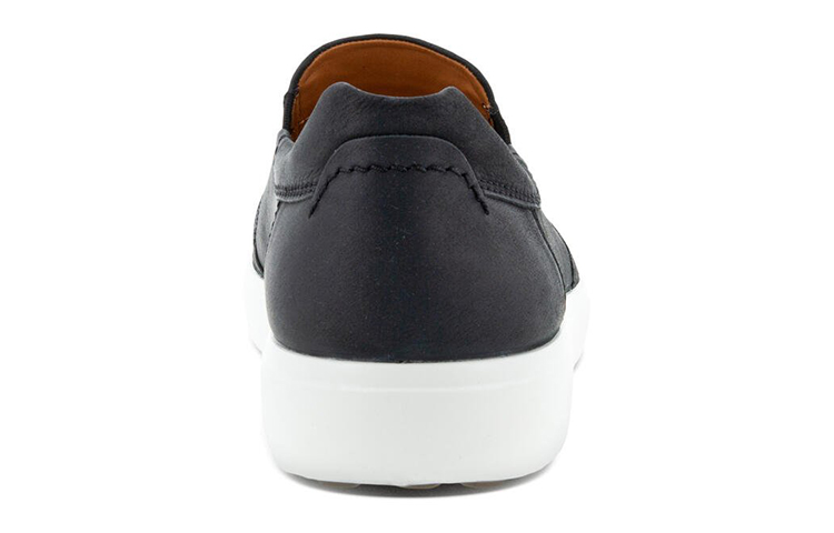 Shop ecco/愛步 Soft 7 Slip-On 簡潔舒適 時尚休閒平底鞋 黑色