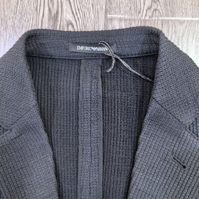 엠포리오 아르마니 블랙 자수 자카드 싱글 브레스티드 블레이저. H41G37-E1057-999 Shop 엠포리오 아르마니 블랙 자수 자카드 싱글 브레스티드 블레이저. H41G37-E1057-999