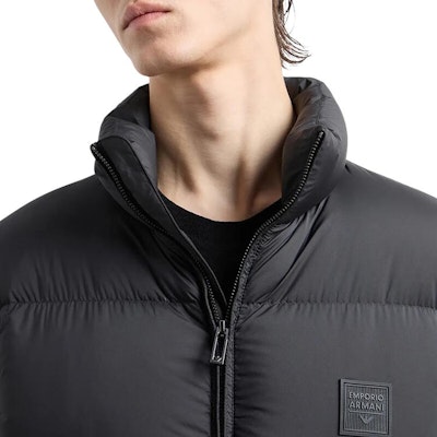 EMPORIO ARMANI Chaqueta Negra Acolchada con Cremallera y Logo Patch. 6D1BF6-1NQTZ-0999 Sizing EMPORIO ARMANI Chaqueta Negra Acolchada con Cremallera y Logo Patch. 6D1BF6-1NQTZ-0999