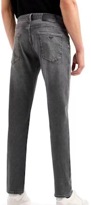 Emporio Armani Seluar Jeans Kelabu Slim Fit Pudar dengan Poket Zip Sisi. 6R1J06-1D05Z-0006 Purchase Emporio Armani Seluar Jeans Kelabu Slim Fit Pudar dengan Poket Zip Sisi. 6R1J06-1D05Z-0006