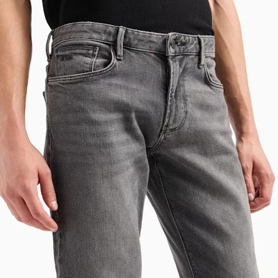 Emporio Armani Seluar Jeans Kelabu Slim Fit Pudar dengan Poket Zip Sisi. 6R1J06-1D05Z-0006 Details for Emporio Armani Seluar Jeans Kelabu Slim Fit Pudar dengan Poket Zip Sisi. 6R1J06-1D05Z-0006