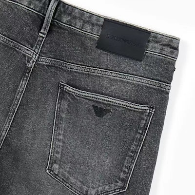 Emporio Armani Seluar Jeans Kelabu Slim Fit Pudar dengan Poket Zip Sisi. 6R1J06-1D05Z-0006 Sizing Emporio Armani Seluar Jeans Kelabu Slim Fit Pudar dengan Poket Zip Sisi. 6R1J06-1D05Z-0006