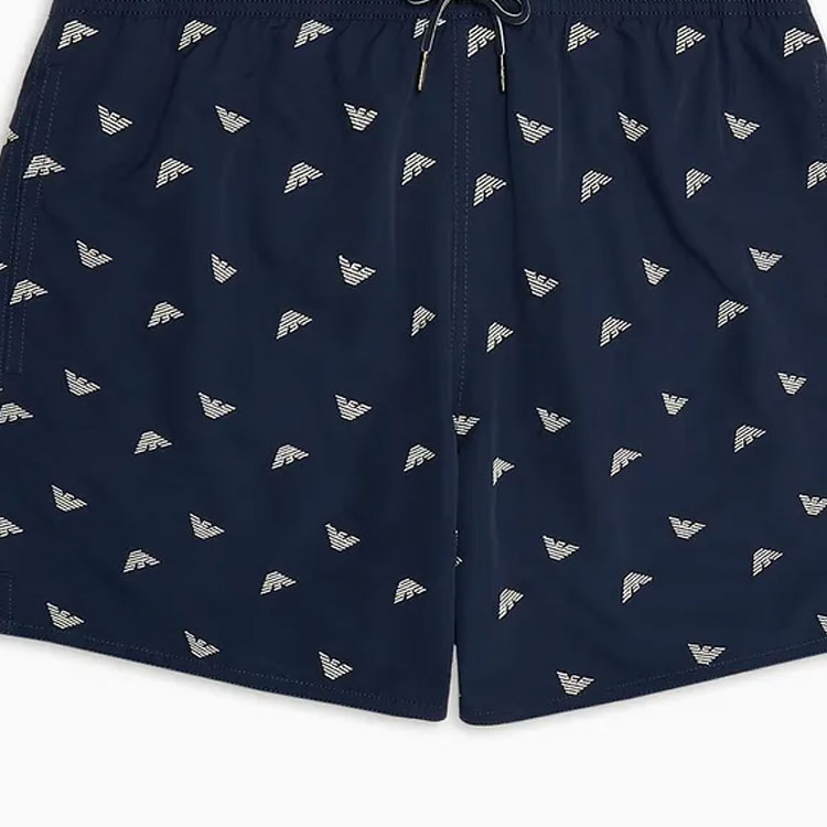 Sizing 엠포리오 아르마니 네이비 블루 로고 자수 스트레이트 비치 반바지. 211740-4R434-106935