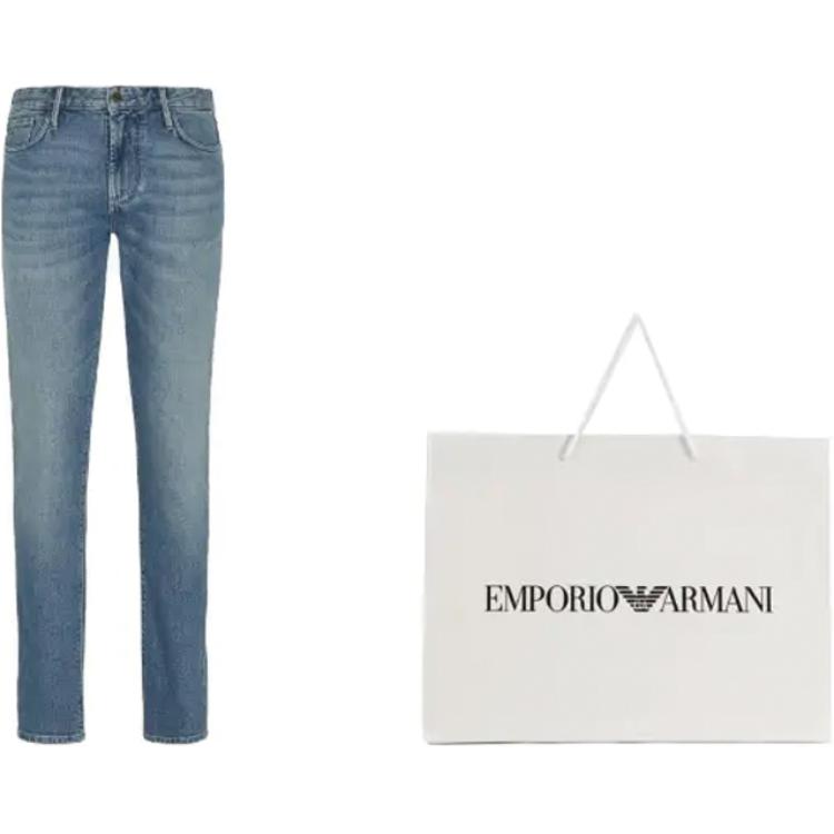 Lookbook EMPORIO ARMANI Jeans Rectos Slim Fit Azules con Logo y Botón Frontal. 6R1J06-1D05Z-10942
