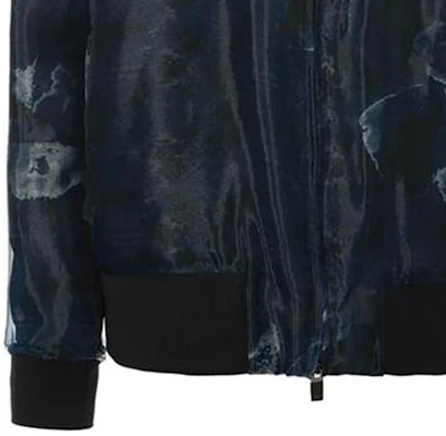 EMPORIO ARMANI Jaket Bomber Zip Motif Abstrak Multicolor. 51R300-51446-010 Sizing EMPORIO ARMANI Jaket Bomber Zip Motif Abstrak Multicolor. 51R300-51446-010