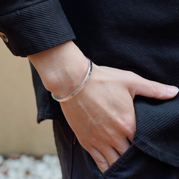 Lookbook Emporio Armani Gelang Manset Pria Perak Armani Letter Terbuka EG3512040