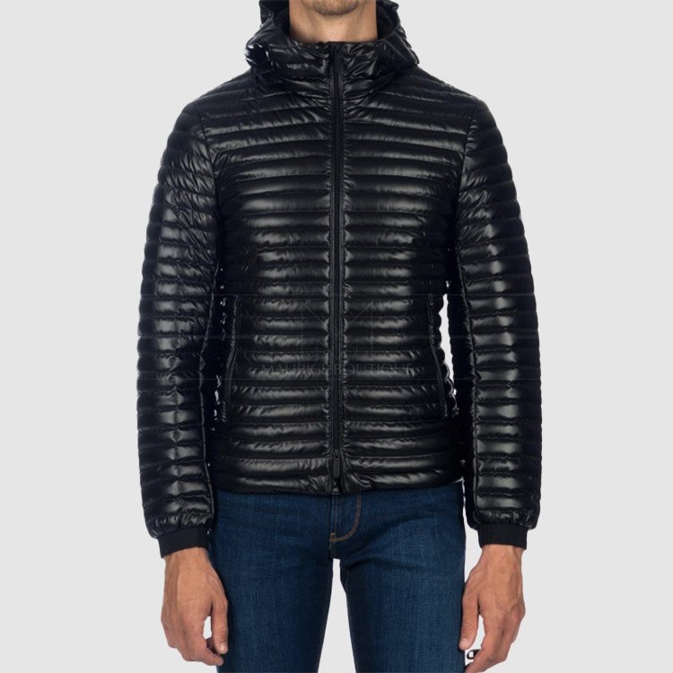 Shop エンポリオアルマーニ ブラック フード付き ダウンジャケット 6G1B99-1NPYZ-0999