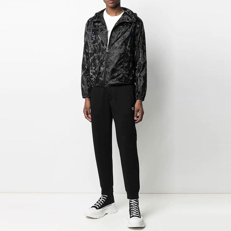 Shop EMPORIO ARMANI 黑色迷彩羽绒夹克 休闲款 3K1BR8-1NZIZ-F026