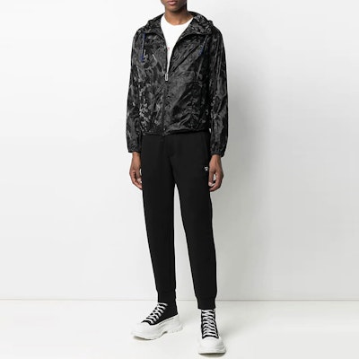 EMPORIO ARMANI 黑色迷彩羽绒夹克 休闲款 3K1BR8-1NZIZ-F026 Shop EMPORIO ARMANI 黑色迷彩羽绒夹克 休闲款 3K1BR8-1NZIZ-F026